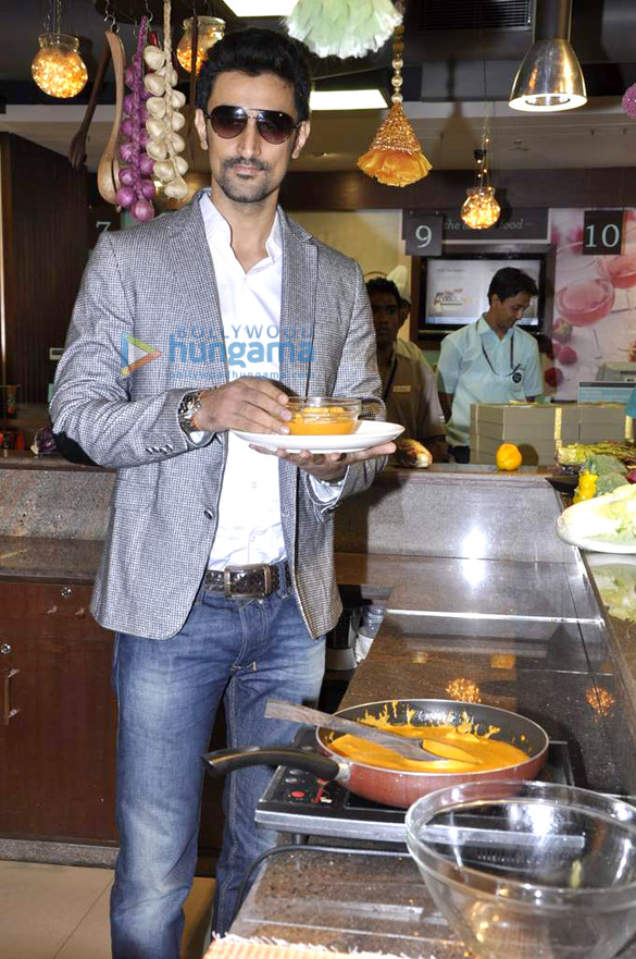 kunal kapoor cooks for book my shows contest winners 8