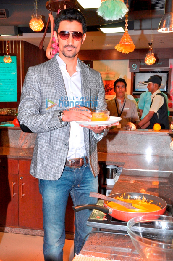 kunal kapoor cooks for book my shows contest winners 3