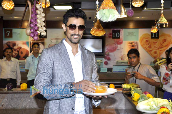 kunal kapoor cooks for book my shows contest winners 11