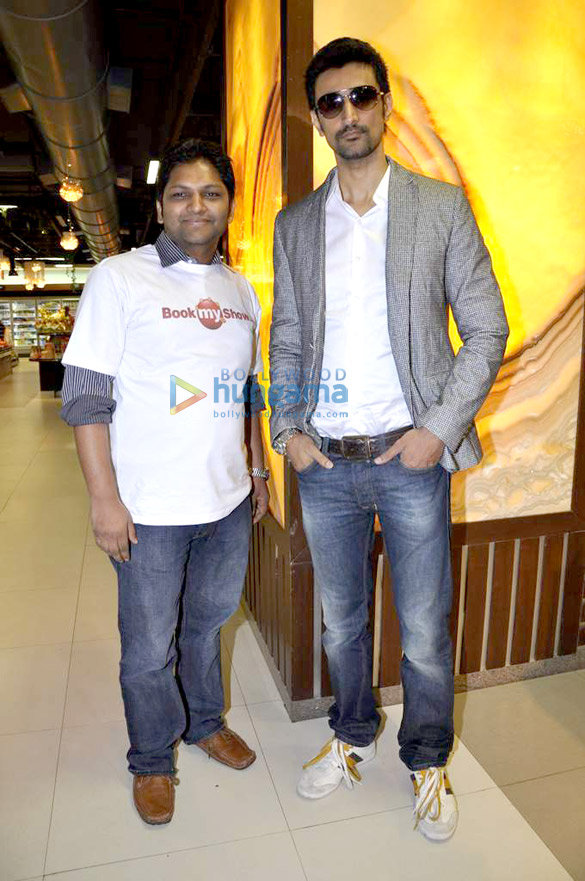 kunal kapoor cooks for book my shows contest winners 12