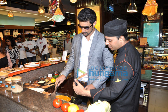 kunal kapoor cooks for book my shows contest winners 6