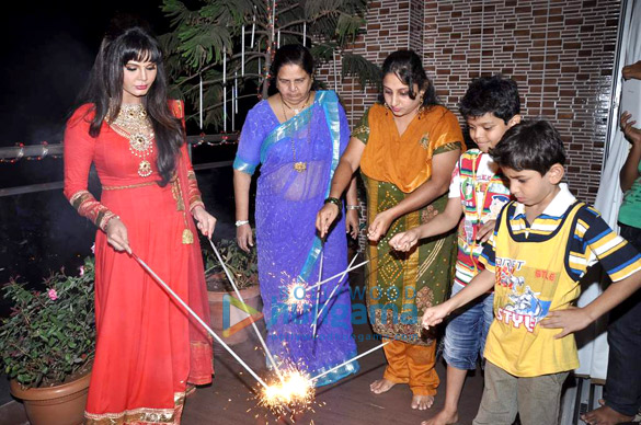 rakhi sawant celebrates diwali with her family 5