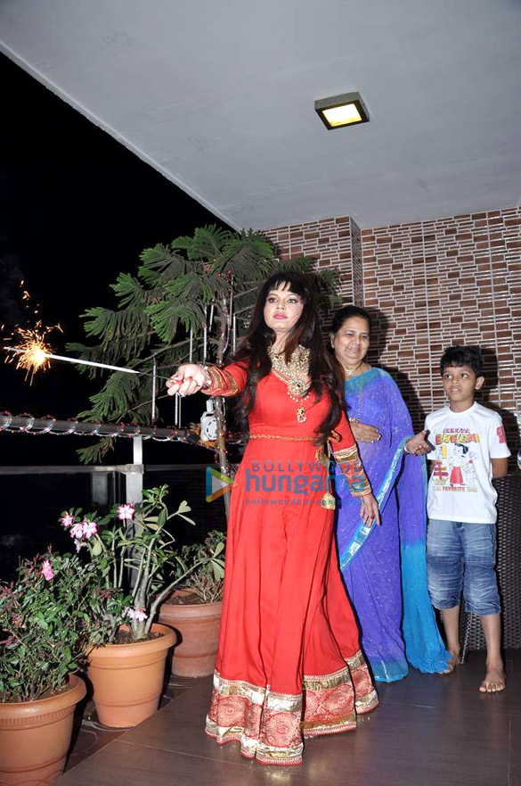 rakhi sawant celebrates diwali with her family 9