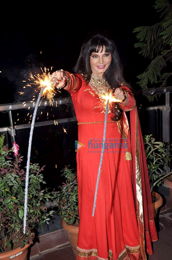 rakhi sawant celebrates diwali with her family 10