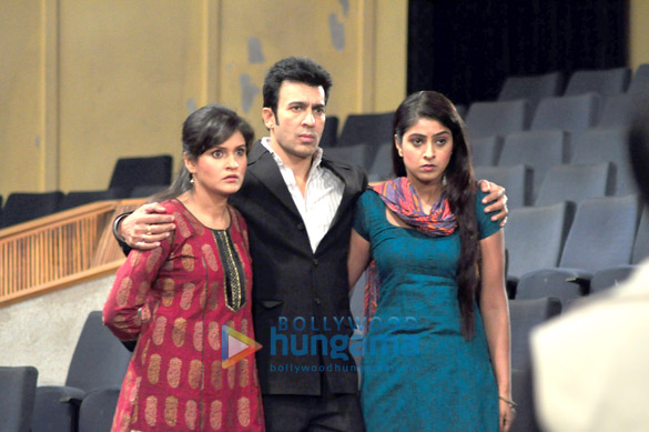 aamir khan on the sets of cid 20