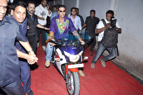 promotions of khiladi 786 at mithibai college 9