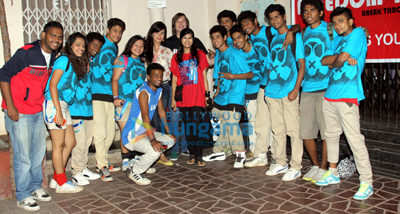 kirti kulhari luke kenny promote rise of the zombie 5
