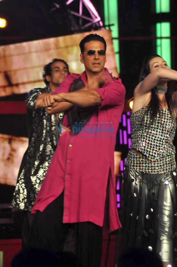 akshay asin salman on the sets of bigg boss 6 6