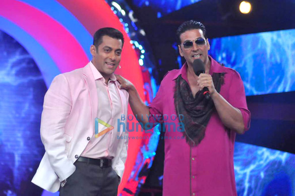 akshay asin salman on the sets of bigg boss 6 10