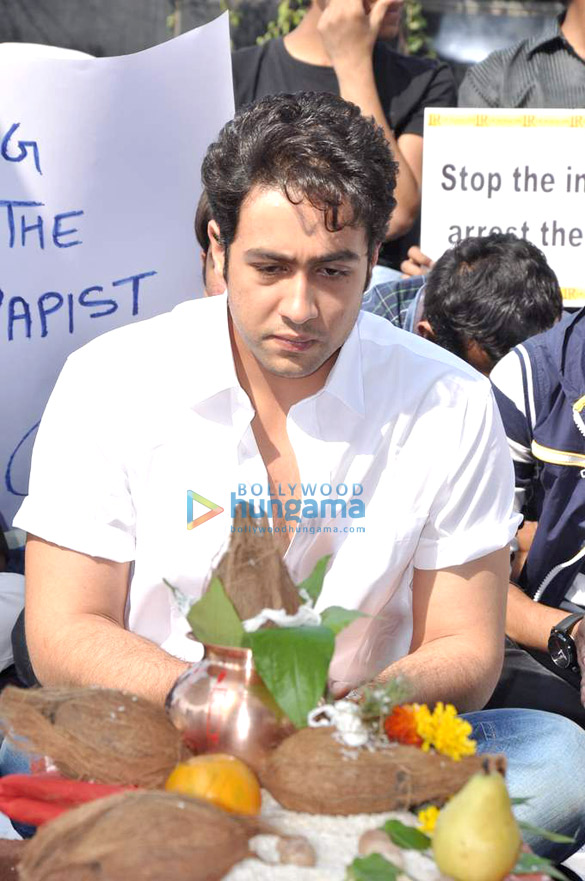 adhyayan suman leads protest for delhi rape incident 6