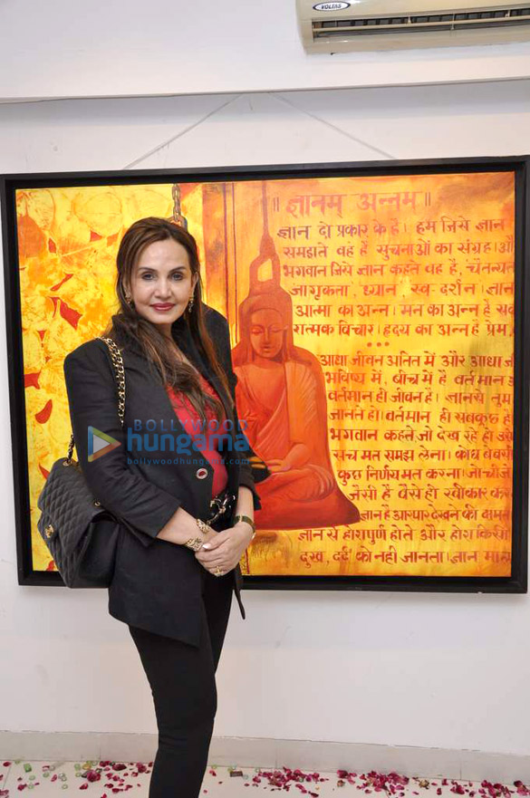manisha kelkar at sunita wadhwans art exhibition 8