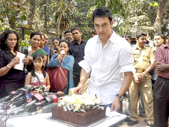 aamir khan celebrates his 45th birthday 2