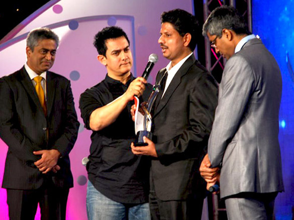aamir khan felicitates ibn7 super idols 7