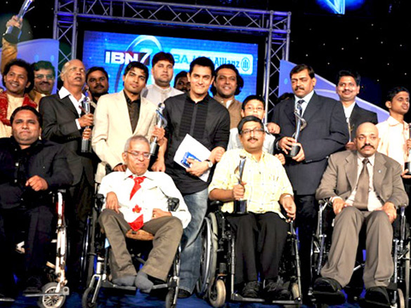 aamir khan felicitates ibn7 super idols 16