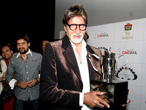 amitabh bachchan receiving taj tareef award 4