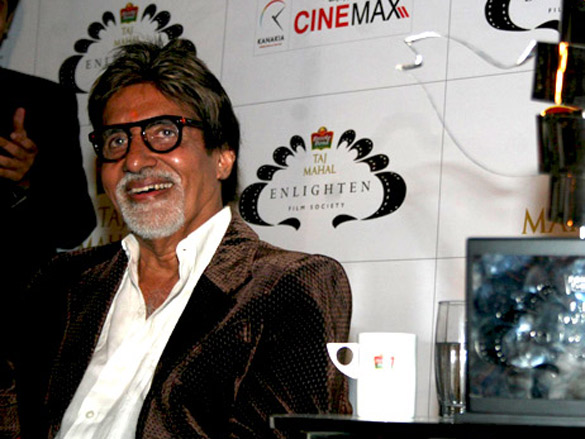 amitabh bachchan receiving taj tareef award 6