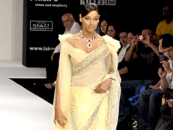 bipasha sizzles the ramp for rocky s with queenie 11