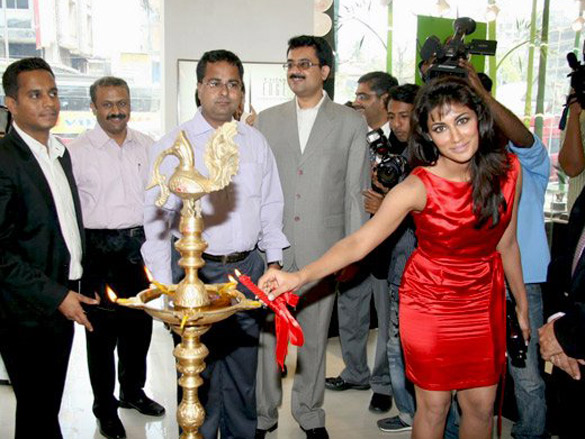 chitrangda singh unveils titans new obaku collection 4