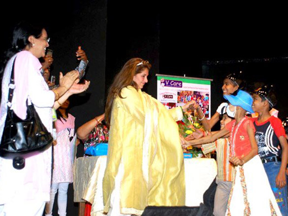 dimple kapadia with ngo kids at cancer prevention event 3