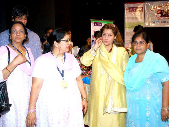 dimple kapadia with ngo kids at cancer prevention event 5