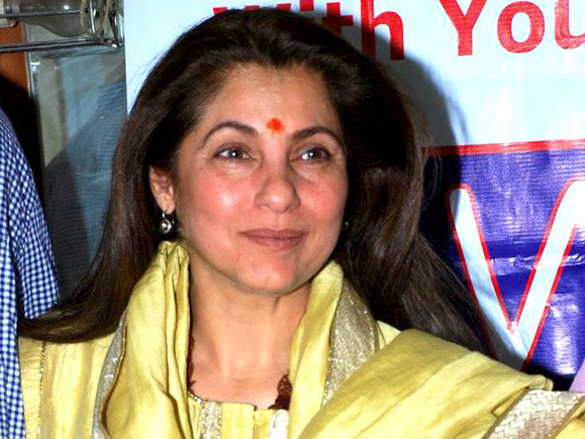 dimple kapadia with ngo kids at cancer prevention event 6