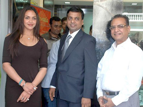 esha deol inaugurates razwada jewellery store 2