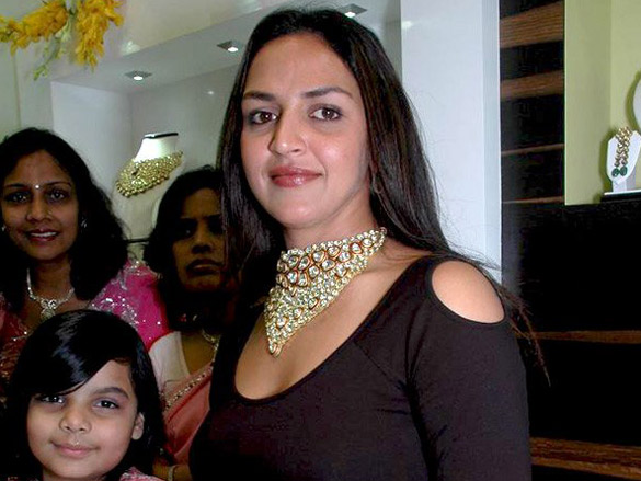 esha deol inaugurates razwada jewellery store 5