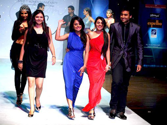 jackky bhagnani milind soman with top models on the ramp for sndt show 2
