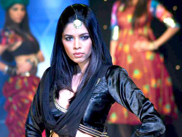 jackky bhagnani milind soman with top models on the ramp for sndt show 9