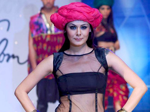 jackky bhagnani milind soman with top models on the ramp for sndt show 11
