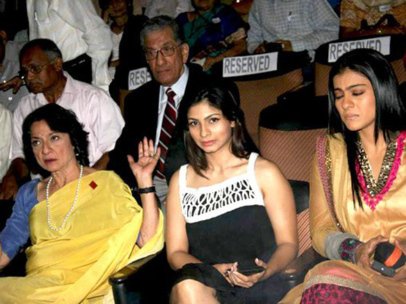 kajol tanuja and tanisha together for dignity donor 11