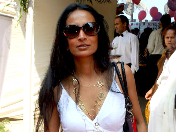 lara twinkle sophie malaika and bobby deol at araish event 11