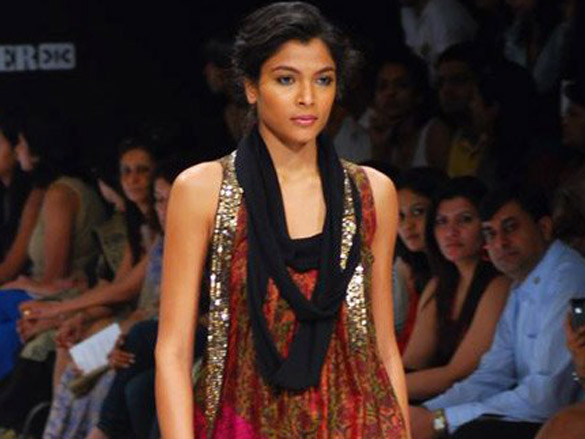 models walk the ramp for kiran and meghna at lakme fashion week 2010 3