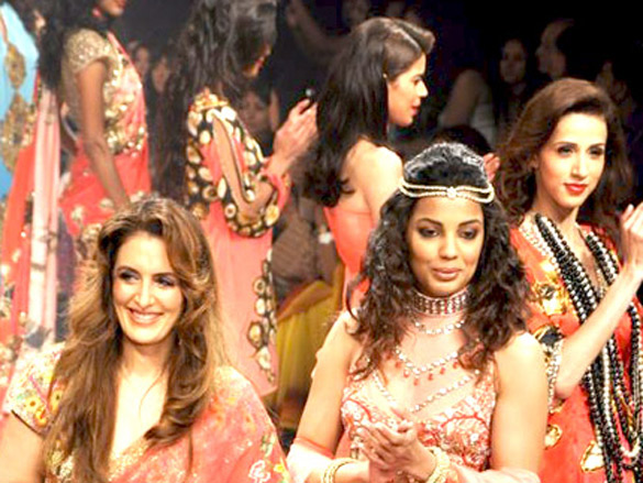 mugdha walks the ramp for pria kataria puri at lakme fashion week 2010 3