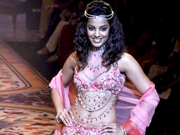 mugdha walks the ramp for pria kataria puri at lakme fashion week 2010 4