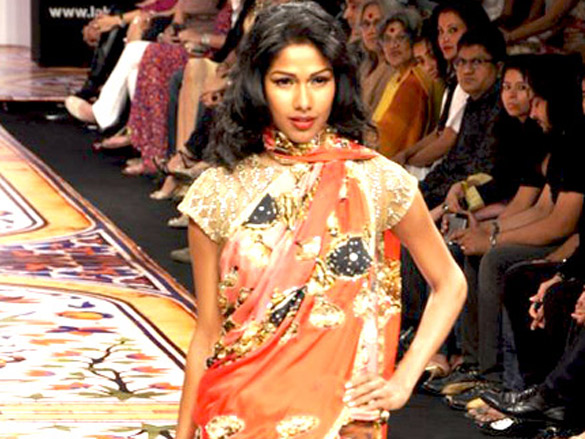 mugdha walks the ramp for pria kataria puri at lakme fashion week 2010 6