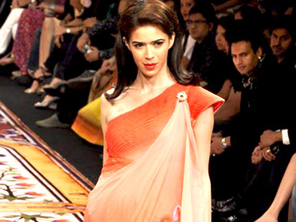 mugdha walks the ramp for pria kataria puri at lakme fashion week 2010 7