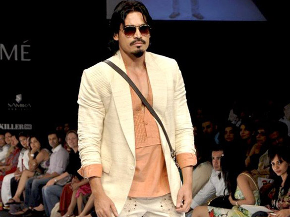 pooja bedi walks the ramp for riyaz gangji at lakme fashion week 2010 6