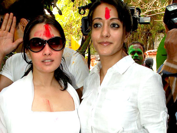 riya and raima sen play holi at azmi house 2