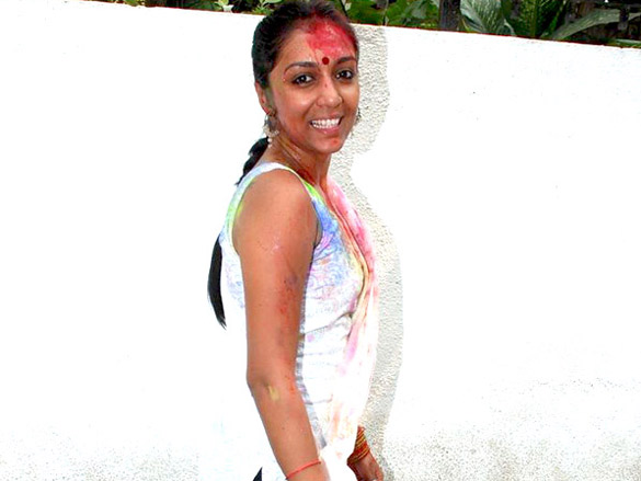 riya and raima sen play holi at azmi house 9