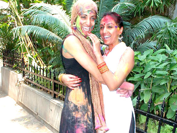riya and raima sen play holi at azmi house 12