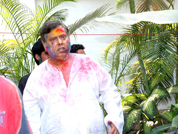 riya and raima sen play holi at azmi house 16
