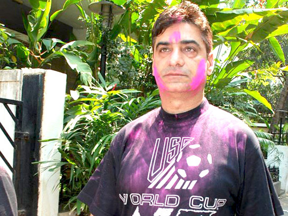 riya and raima sen play holi at azmi house 18