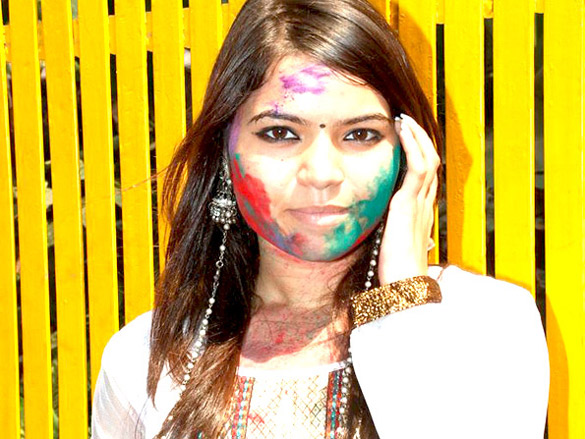 riya and raima sen play holi at azmi house 23