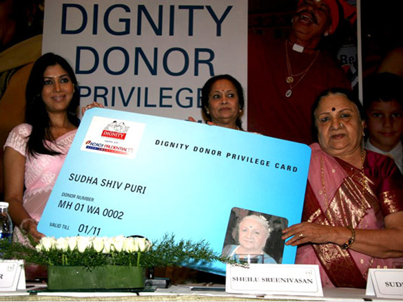 sakshi tanwar and tanuja at dignity donor event 3