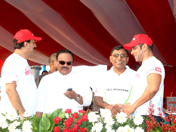 salman and sohail khan at mumbai cyclothon 7