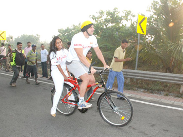 salman and sohail khan at mumbai cyclothon 9