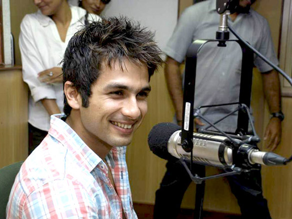 shahid kapoor promotes film paathshaala at radio city 91 1 fm 2