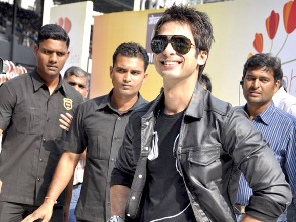 shahid kapoor promotes paathshaala at a charity cricket match 8