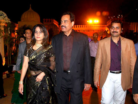 shahrukh bipasha and malaika at dhoots sons wedding 30